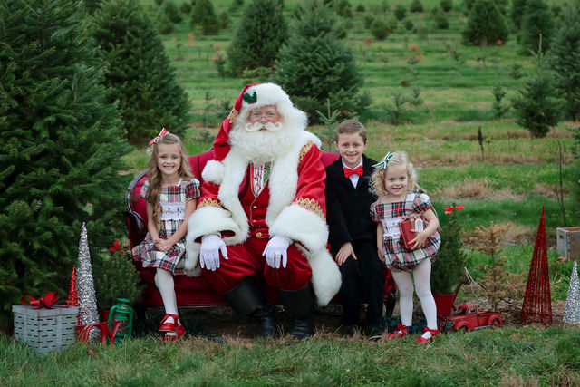 santa pictures, get photos taken with santa, holiday portraits near me